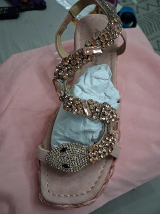 Sandalias de cuña con pedrería