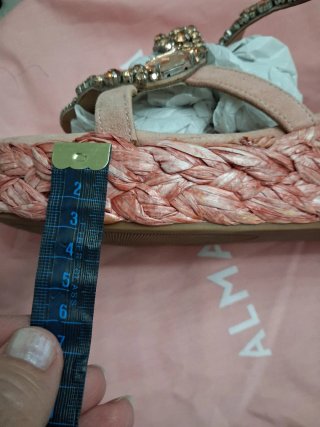 Sandalias de cuña con pedrería