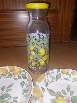 Jarra y 2 platos decorativos de limones