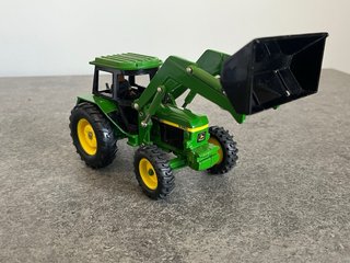 Tractor JOHN DEERE 3350 con pala Ertl 1/32