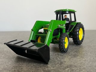 Tractor JOHN DEERE 3350 con pala Ertl 1/32