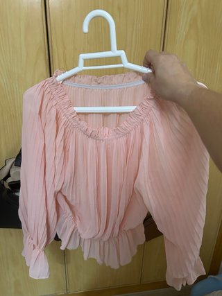 Camiseta top negra y rosa con transparencias