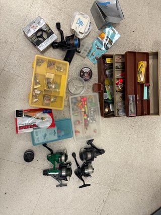 - Kit pesca, caja fuerte, triángulos, maquina