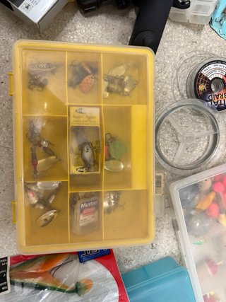 - Kit pesca, caja fuerte, triángulos, maquina
