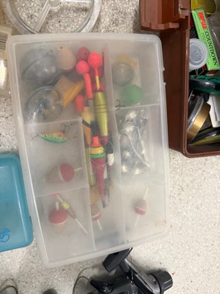 - Kit pesca, caja fuerte, triángulos, maquina