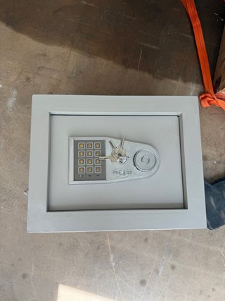 - Kit pesca, caja fuerte, triángulos, maquina