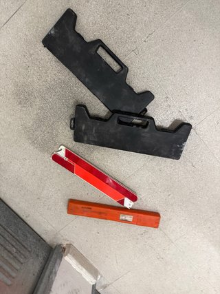 - Kit pesca, caja fuerte, triángulos, maquina
