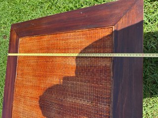 Mesa de centro de madera y ratán
