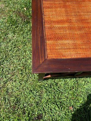 Mesa de centro de madera y ratán