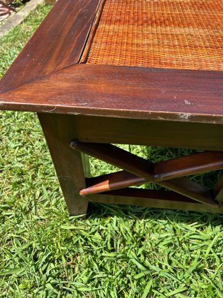Mesa de centro de madera y ratán