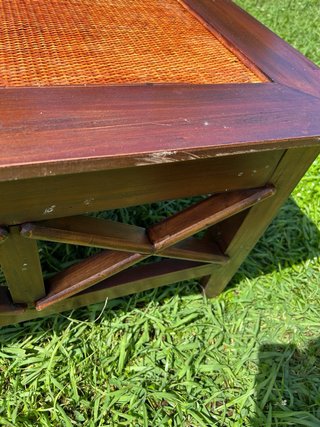 Mesa de centro de madera y ratán
