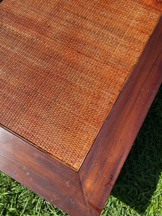 Mesa de centro de madera y ratán