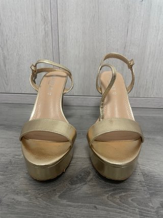 Tacones dorados de plataforma