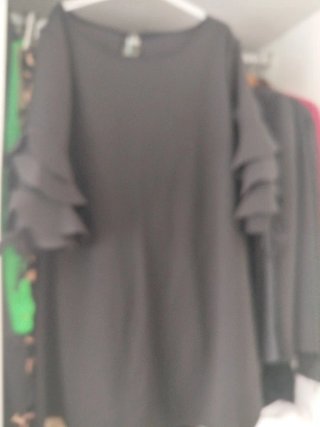 Traje gris con mangas acampanadas
