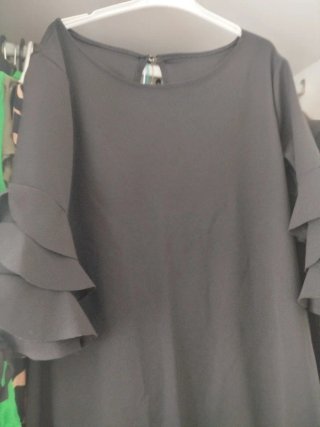 Traje gris con mangas acampanadas