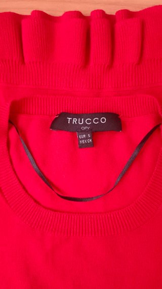 Camiseta roja sin tirantes con volantes