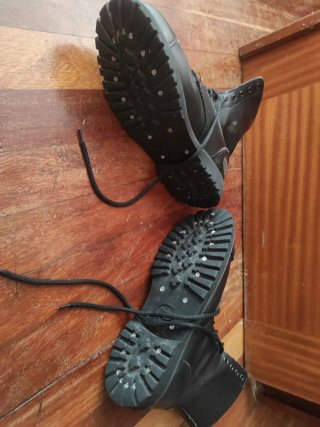 Botas de cuero negras con cordones