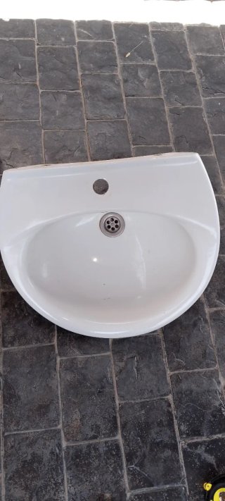 Lavabo pequeño con pie blanco