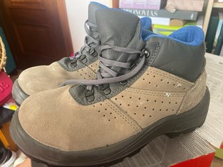Botas de seguridad beige y grises