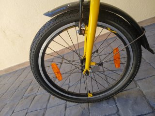 Bicicleta plegable amarilla con marchas