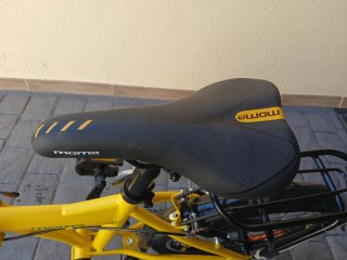 Bicicleta plegable amarilla con marchas
