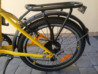 Bicicleta plegable amarilla con marchas