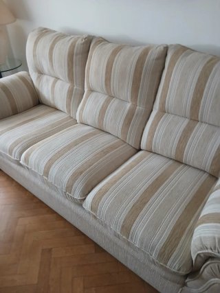 Sofá de tela beige, muy nuevo.
