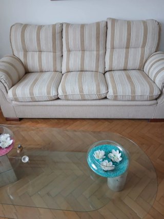Sofá de tela beige, muy nuevo.