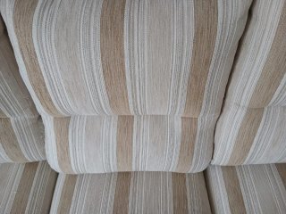Sofá de tela beige, muy nuevo.