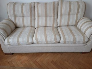 Sofá de tela beige, muy nuevo.