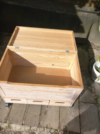 Cajón de madera con ruedas