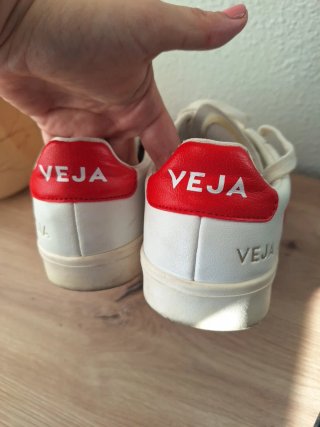 Zapatillas Veja Blancas y Rojas
