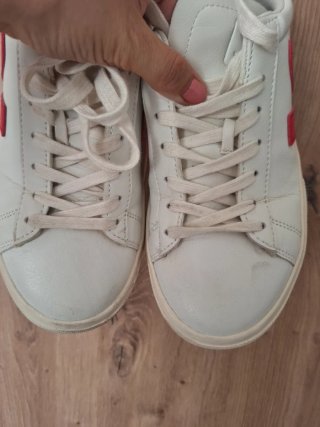 Zapatillas Veja Blancas y Rojas
