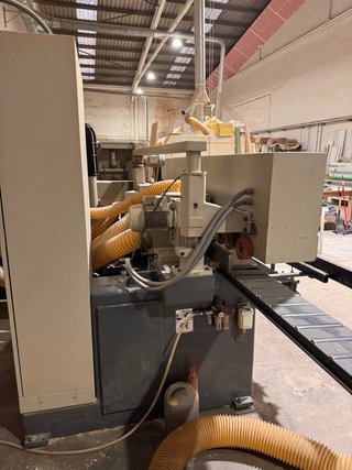 Máquina para la fabricación de ventanas de madera