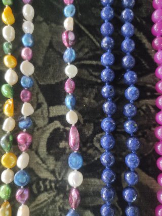 Collares y pulseras de perlas y piedras naturales