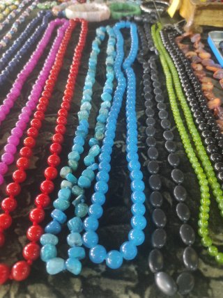 Collares y pulseras de perlas y piedras naturales