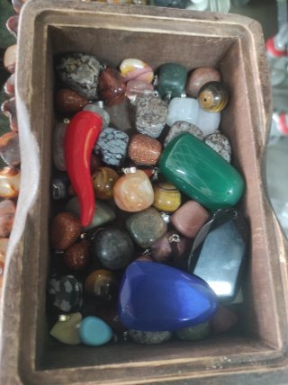 Collares y pulseras de perlas y piedras naturales