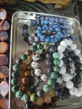 Collares y pulseras de perlas y piedras naturales