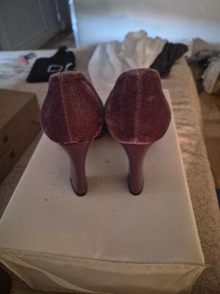 Zapatos de tacón morados de terciopelo