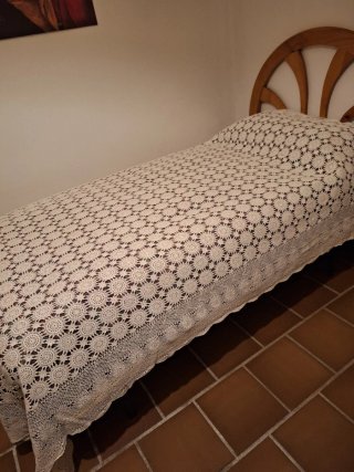 Colcha de ganchillo en hilo blanco muy fino
