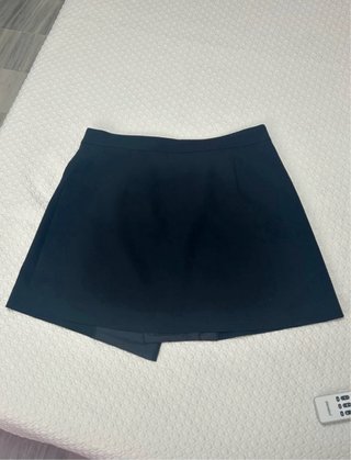 Falda azul marina con botones dorados