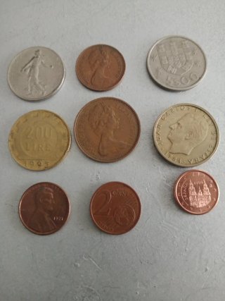 9 monedas colección distintos países del mundo.