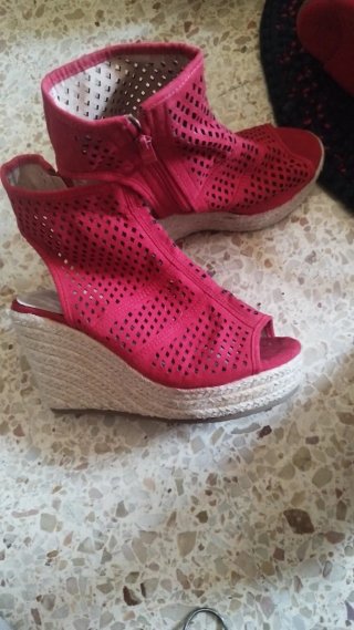 Zapatos de cuña rojos con sin estrenar