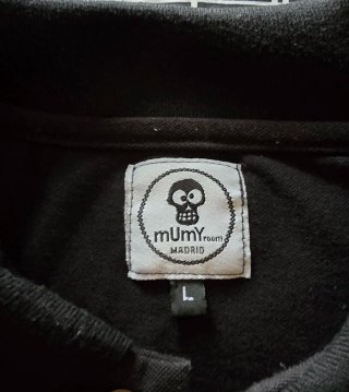 Polo Mumy Room algodon Bordado Calavera y Guitarra