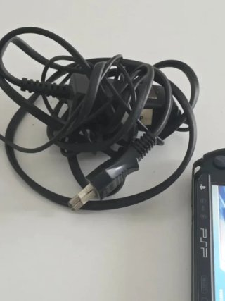 Sony PSP  Negra + Cargador + Juego
