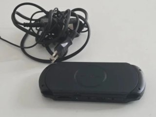 Sony PSP  Negra + Cargador + Juego