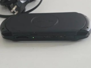 Sony PSP  Negra + Cargador + Juego