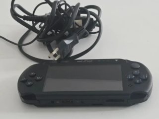 Sony PSP  Negra + Cargador + Juego