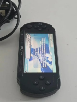 Sony PSP  Negra + Cargador + Juego