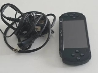 Sony PSP  Negra + Cargador + Juego